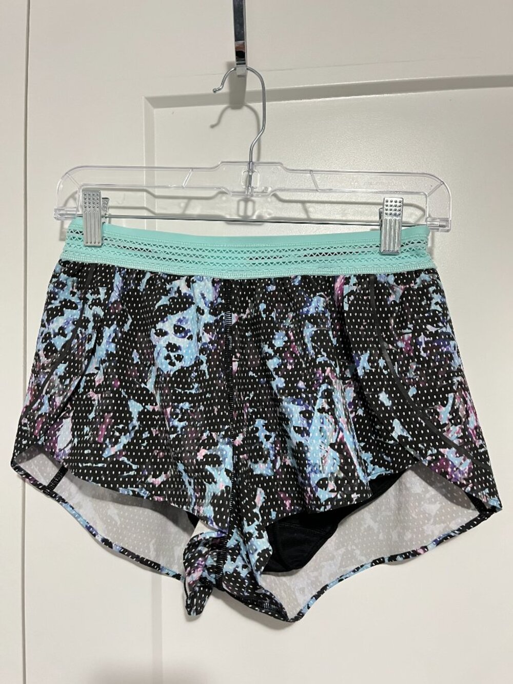 Lululemon Size 4 Blue, Black Floral Run Speed Shorts